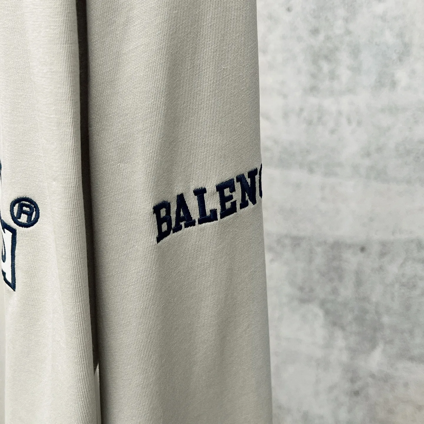 💰P135 【 . Quality】BALENCI*GA/ FOo TBALLSeries 。 3B V T 。 ， ， 。 SS 26 New Arrival。 ， 。 。 Authentic ， 。 。 260 ， . ， 。 。 ， 。 ， ， 。 。 。 OS . Same Style ：BL 265098 ：Black，Blue， Size：XS S M L